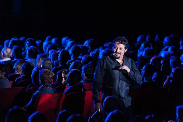 Un Capodanno speciale insieme a Enrico Brignano, tra musica, danza e grasse risate