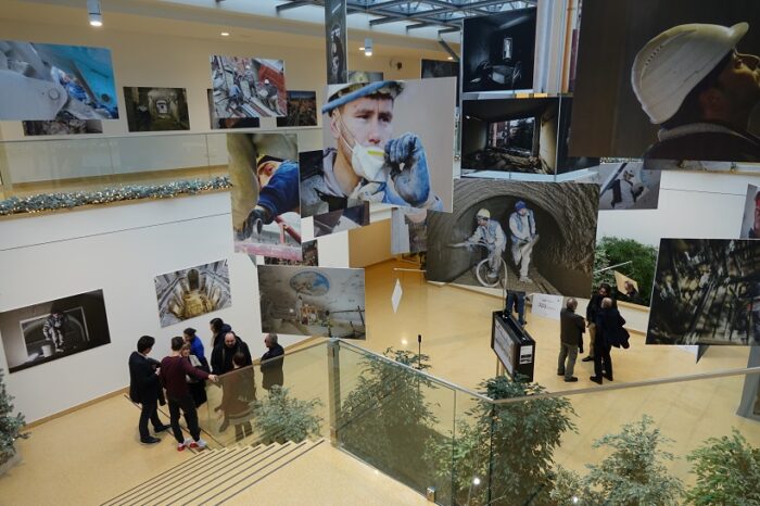 Pioggia di fotografie e video su L'Aquila, installazione del Csc