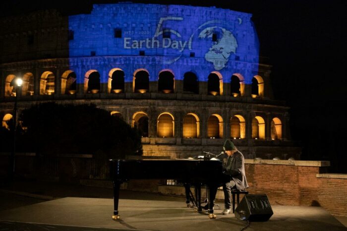 Earth Day, ecco l'esibizione di Zucchero al cospetto del Colosseo - il video