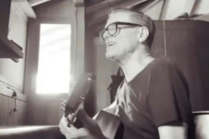Bryan Adams omaggia i Queen con una versione acustica di Innuendo (video)