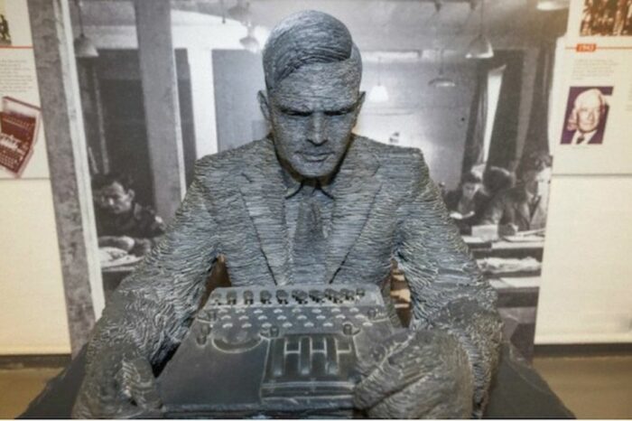 Alan Turing, l'enigma di un genio che ha cambiato il destino dell'umanità