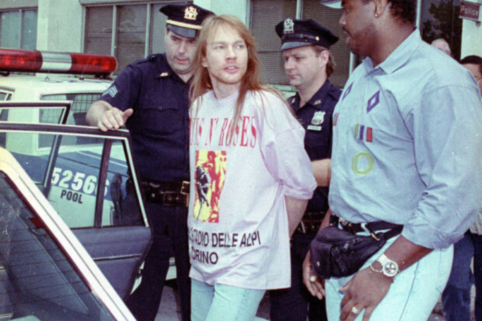 12 luglio 1992, la polizia arresta Axl Rose. L'accusa: incitazione alla rivolta