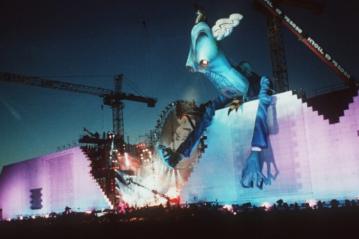 Trentatre anni fa The Wall a Berlino: Roger Waters buttò giù il Muro