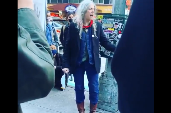 Patti Smith intona People have the power tra le strade di New York