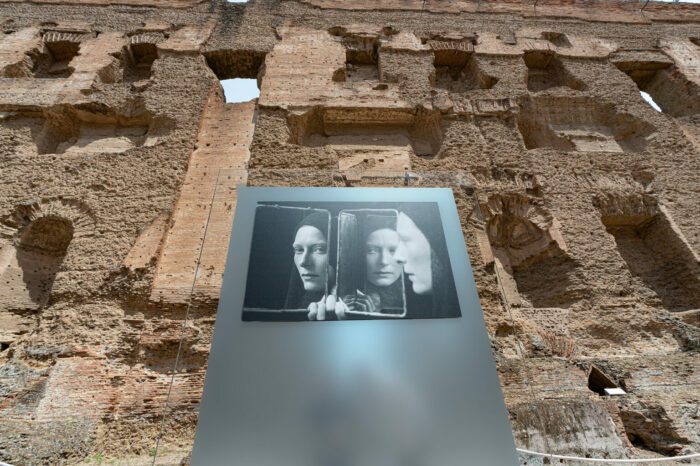 Alle Terme di Caracalla la fotografia tra le vestigia romane con la mostra ‘Narciso’